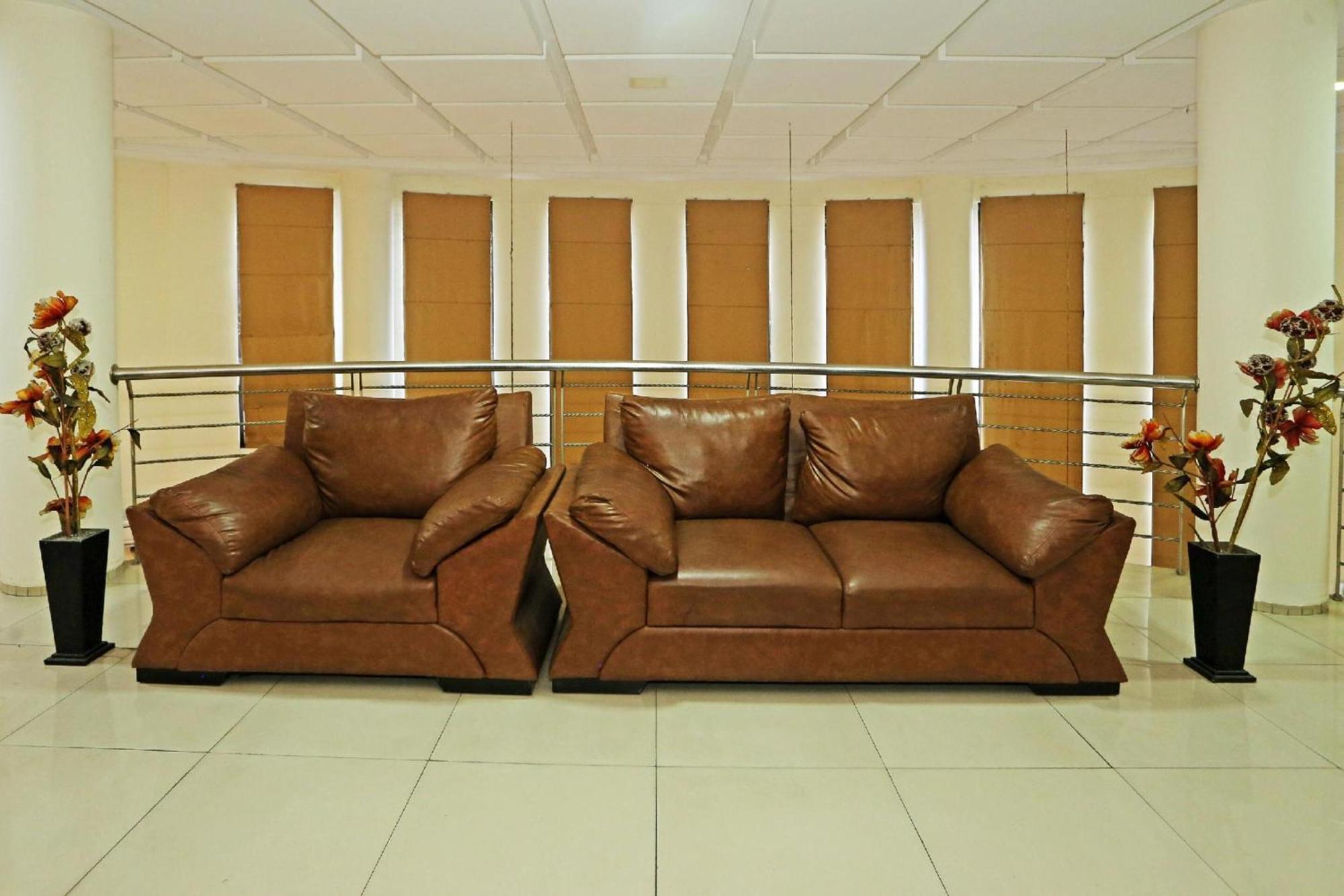 Super Oyo Townhouse Oak Hotel Fiducia Serpong Exterior photo