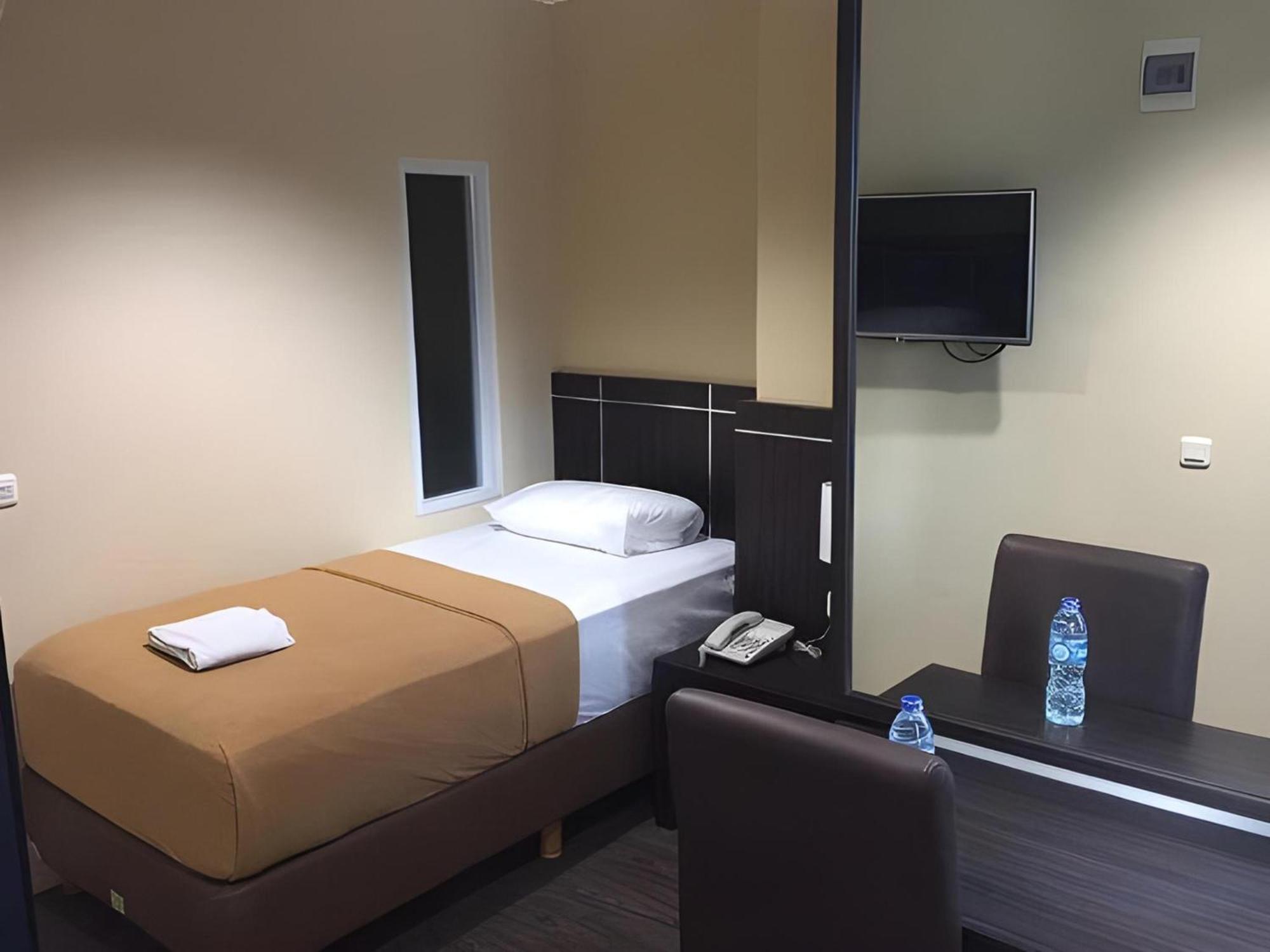 Super Oyo Townhouse Oak Hotel Fiducia Serpong Exterior photo